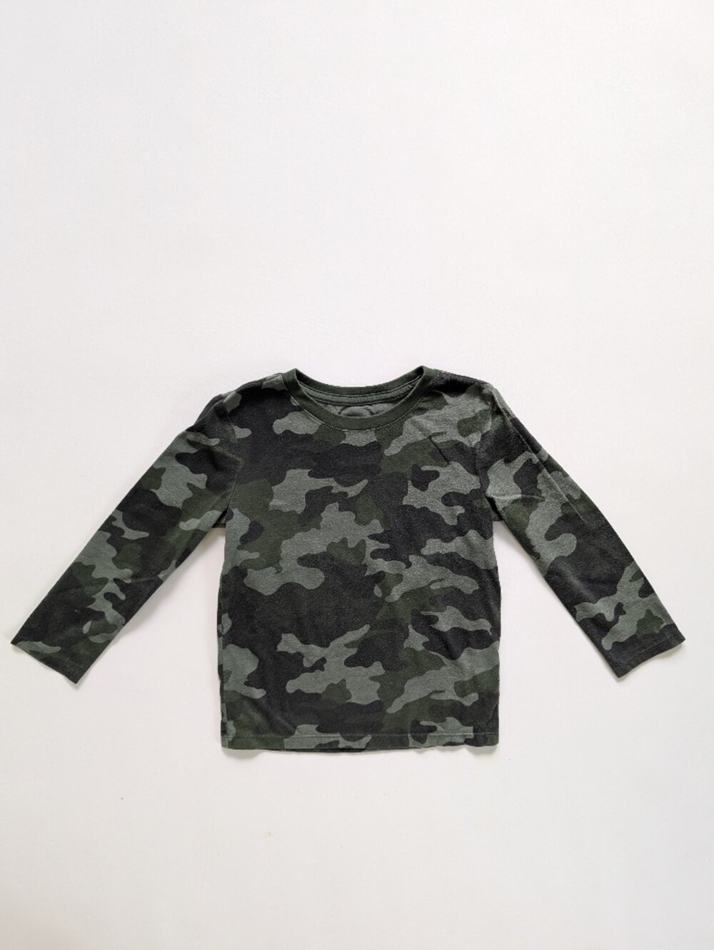 Cat & Jack Boys' Camo Long Sleeve Tee in Green and Black 5T